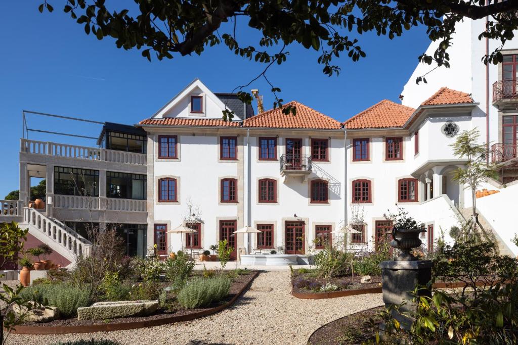 a large white house with a courtyard at CASA CAMÉLIA in Porto