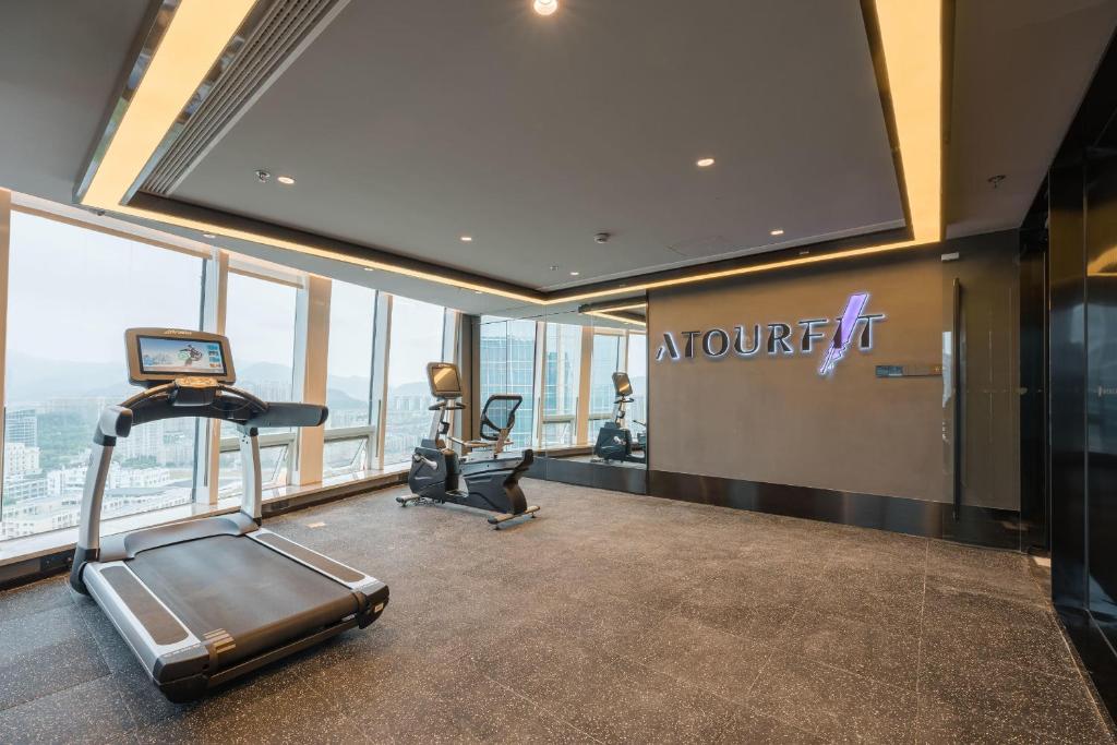 Un gimnasio con equipos cardiovasculares en un edificio. en Atour Hotel Taizhou Wenling Yaoda, en Wenling