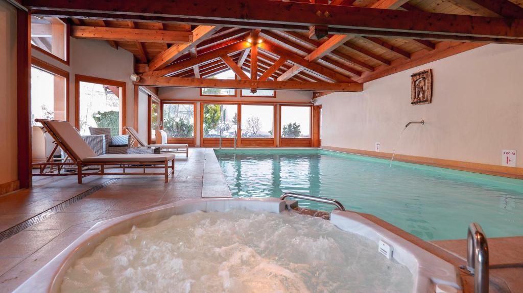 Bazén v ubytování Chalet Hôtel des 2 Gares & SPA nebo v jeho okolí