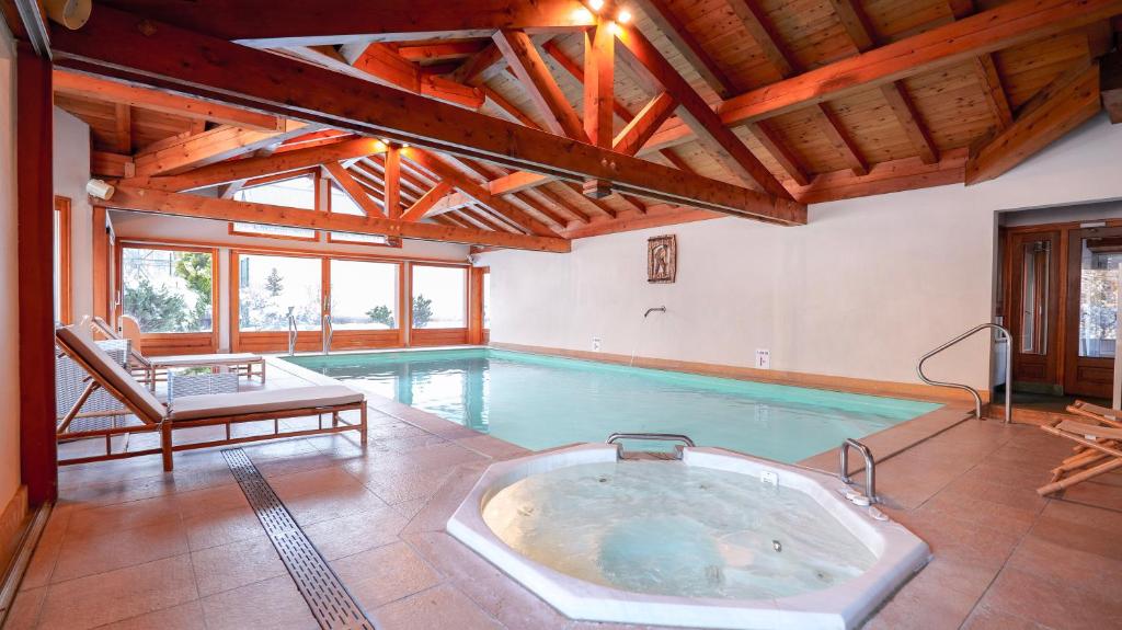 Bazén v ubytování Chalet Hôtel des 2 Gares & SPA nebo v jeho okolí