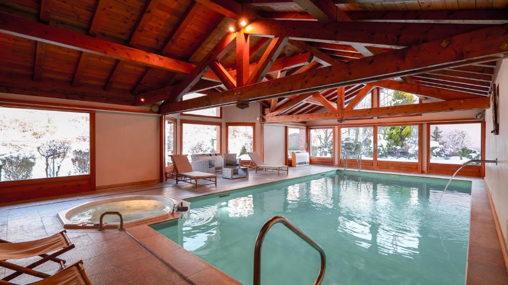 Bazén v ubytování Chalet Hôtel des 2 Gares & SPA nebo v jeho okolí
