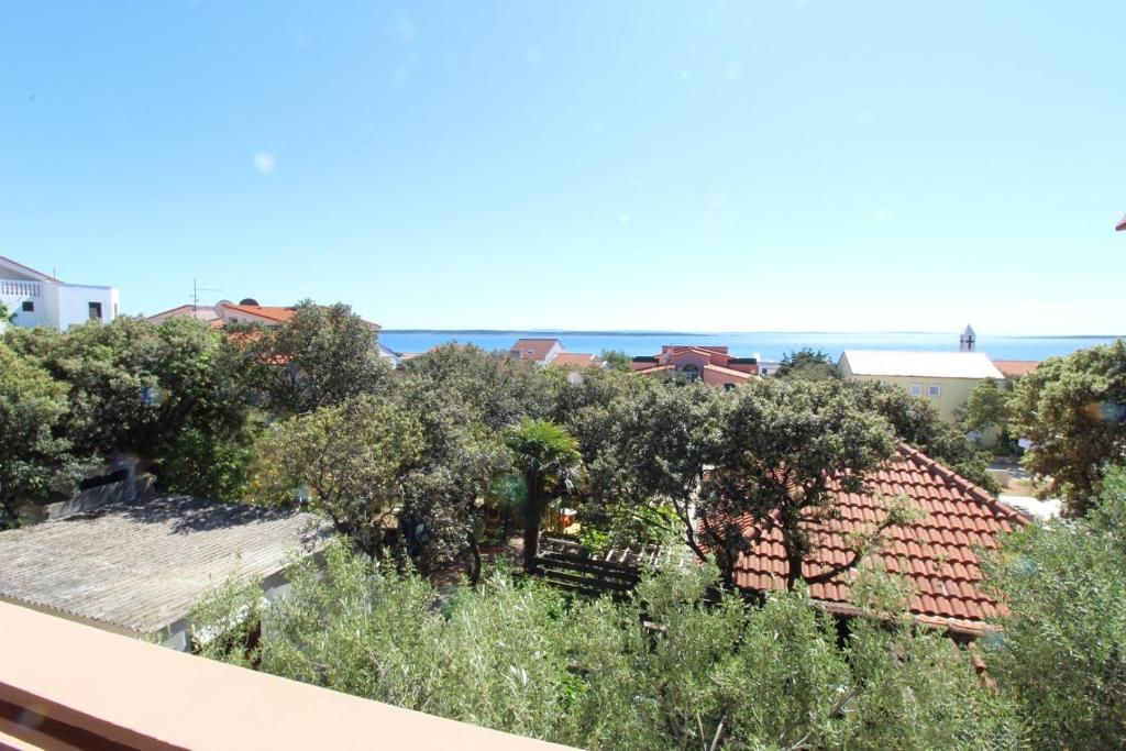 widok na ocean z dachu domu w obiekcie Apartments Karas on the island of Pag w mieście Mandre