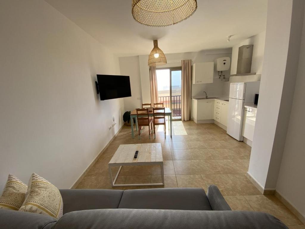 sala de estar con sofá y mesa en Vivienda vacacional sur de europa b 3 3, en La Restinga