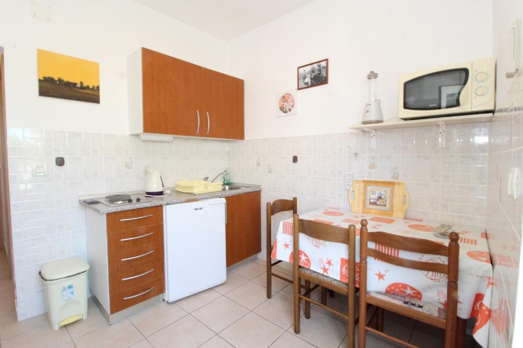 Kuchnia lub aneks kuchenny w obiekcie Apartments Karas on the island of Pag