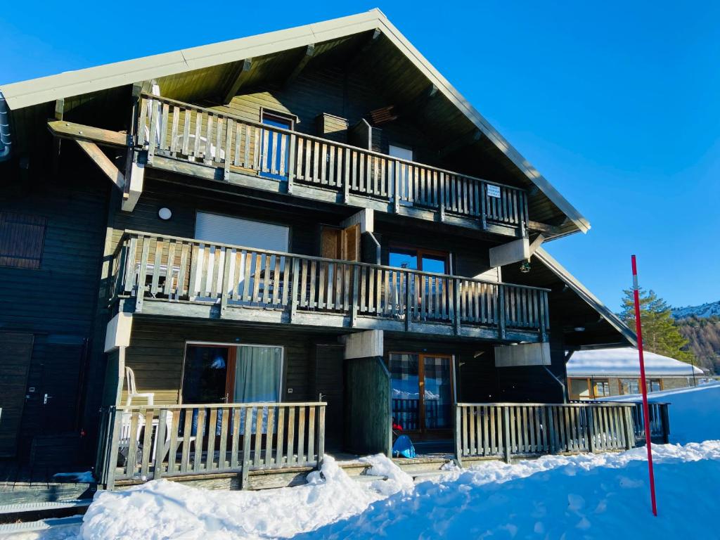 ein Blockhaus mit Schnee auf dem Boden in der Unterkunft Le Chalet d'Aurouze 103, Appartement 6 personnes - la Joue du Loup in La Joue du Loup
