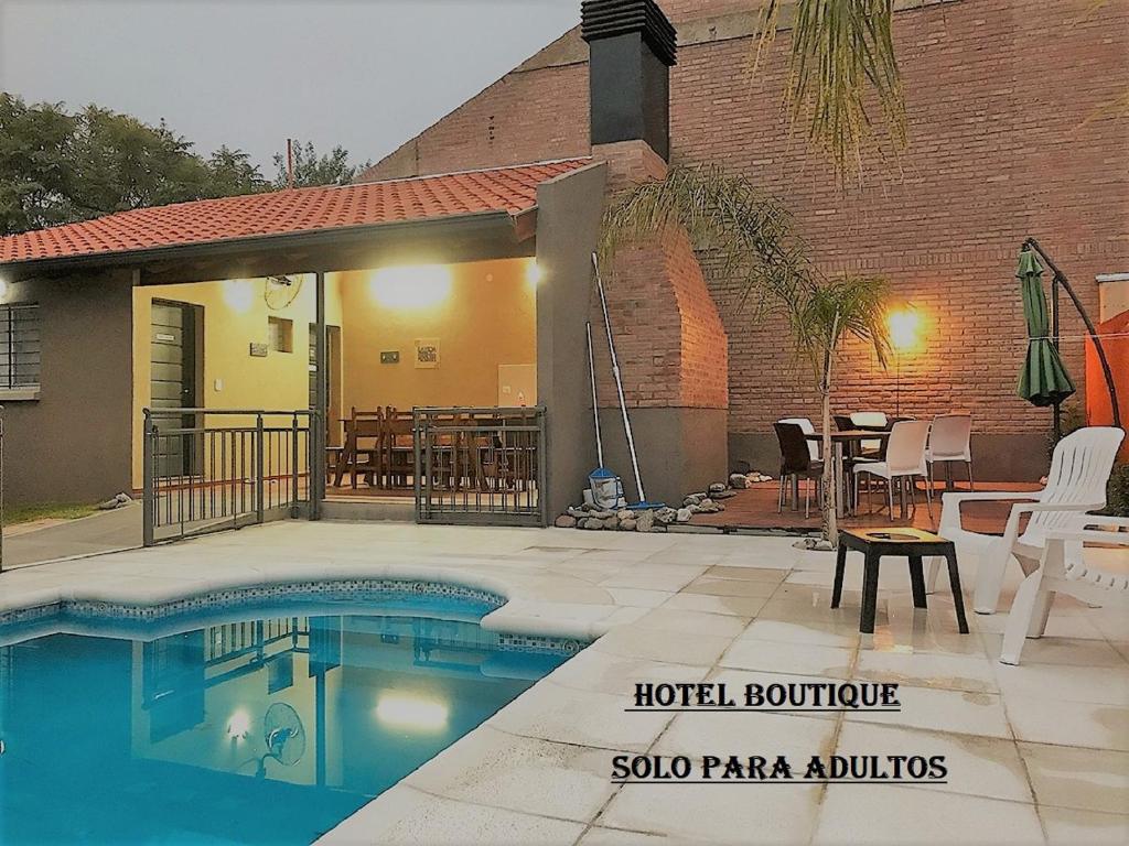 ein Pool vor einem Haus in der Unterkunft Hostería Boutique El Puente Adults Only in Merlo