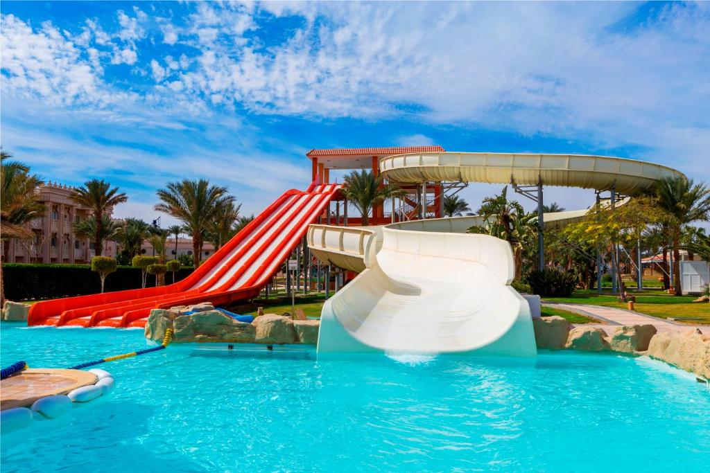 Bazén v ubytování Pickalbatros Palace - Aqua Park Hurghada nebo v jeho okolí