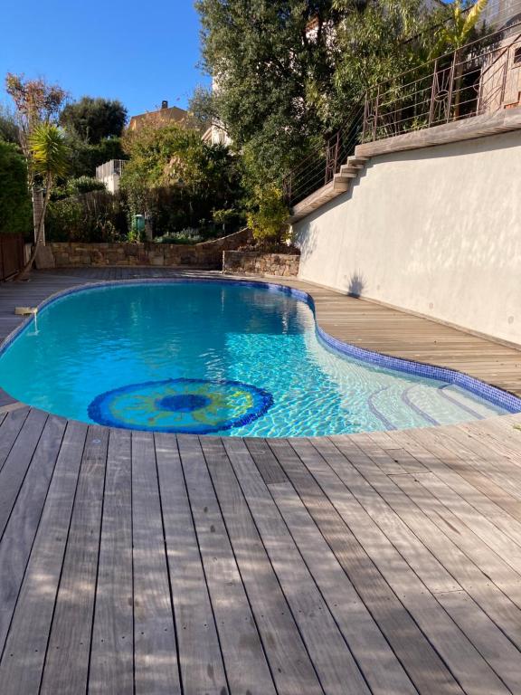 une petite piscine avec une terrasse en bois dans l'établissement Villa les écureuils, à Fréjus