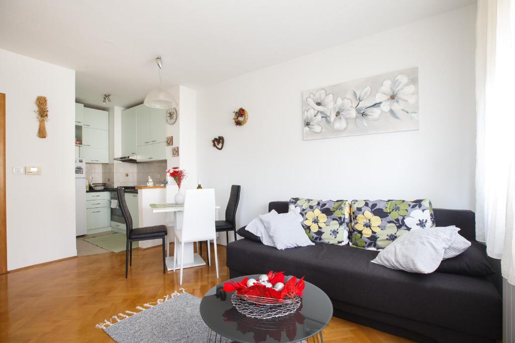 ザグレブにあるApartman Retroのソファとテーブルのあるリビングルーム