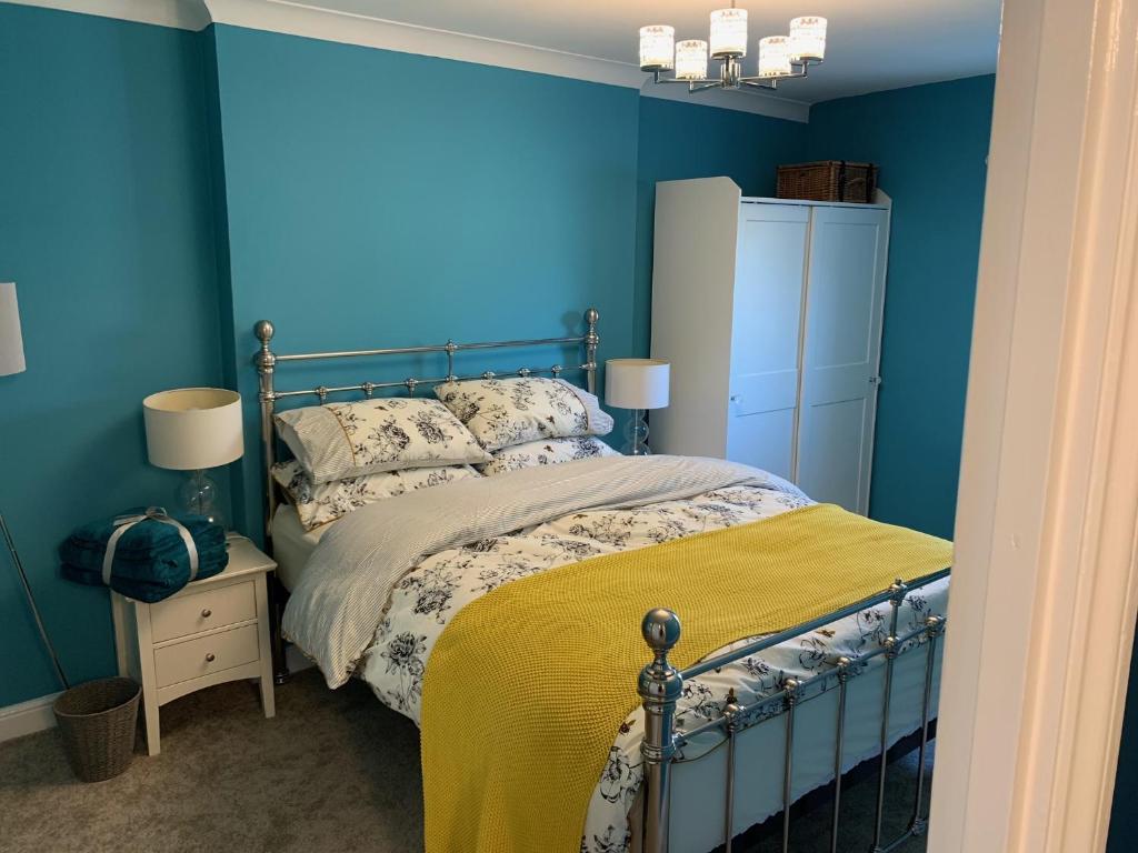 Stylish 2 Bed Penthouse in Trendy Pontcanna - Housity