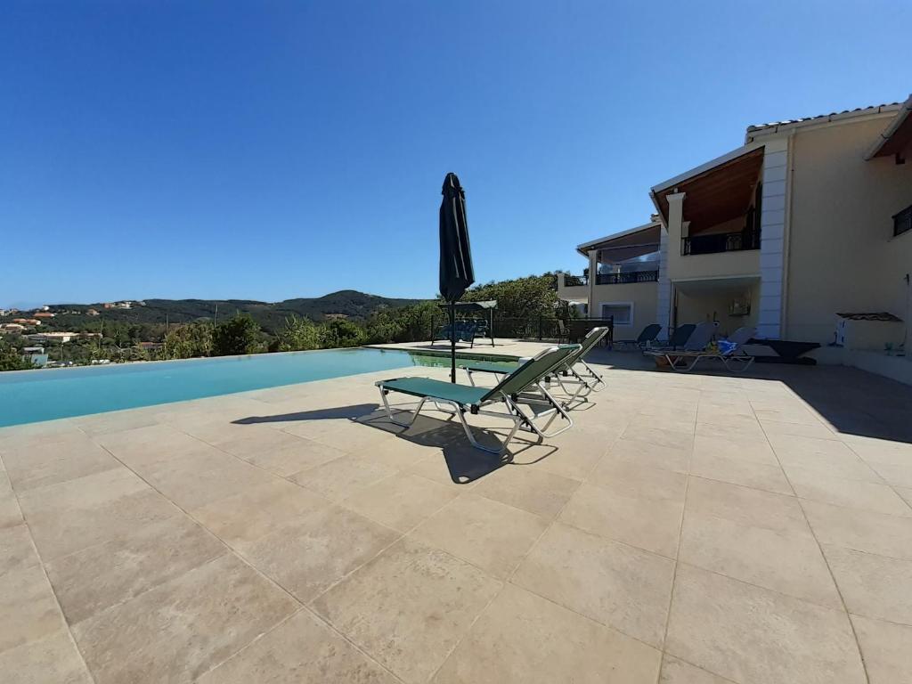 Bazén v ubytování Gem Rosa Villa, Agios Stefanos, Corfu nebo v jeho okolí