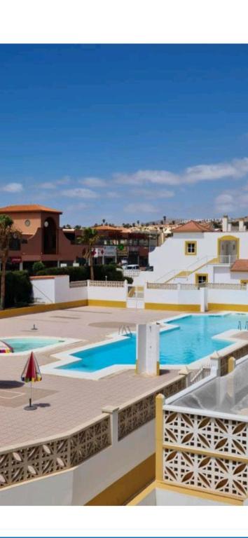 a view of a swimming pool on top of a building at Villa Megila in Caleta De Fuste
