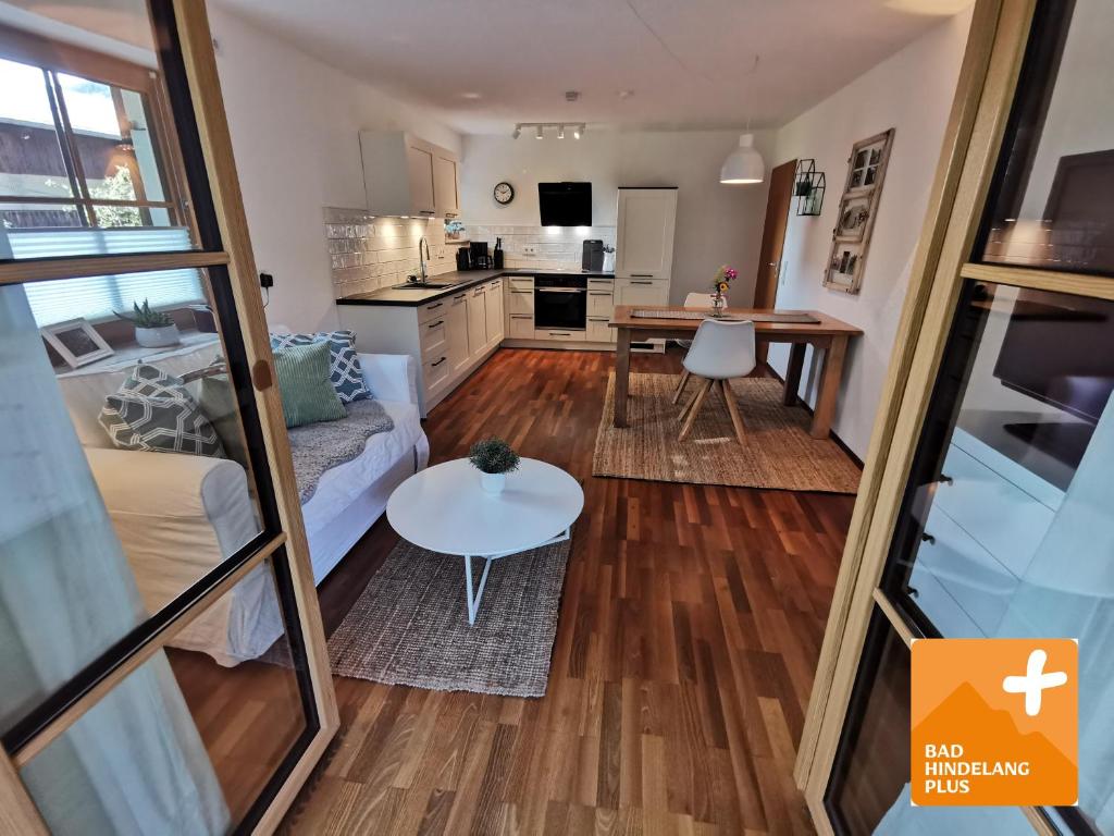 uma sala de estar com um sofá e uma mesa em Ferienwohnung Wiesenblick em Bad Hindelang