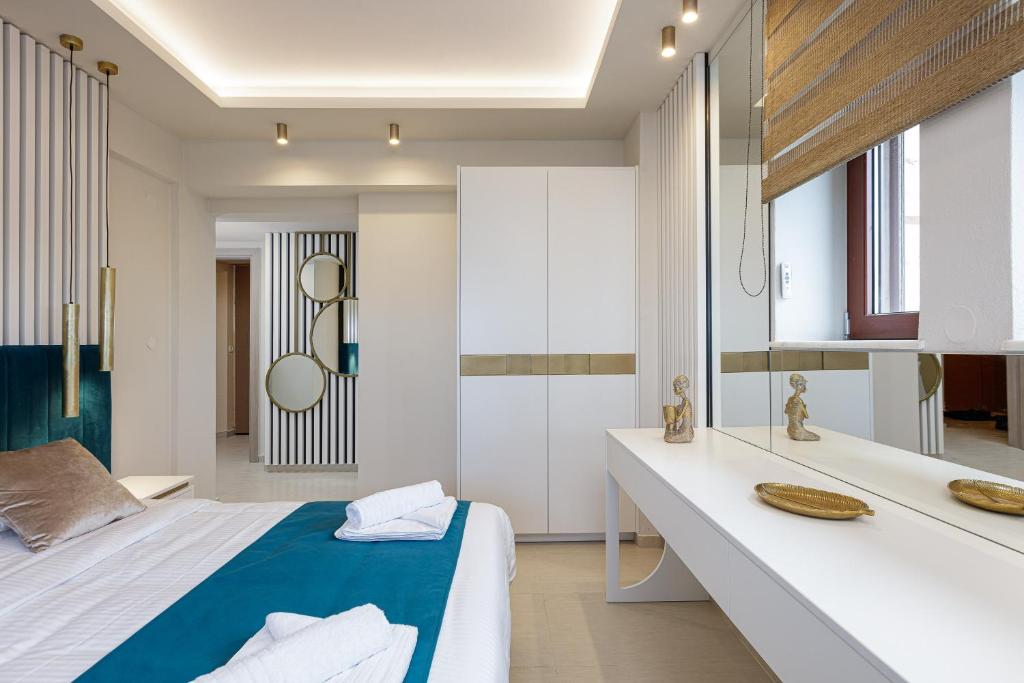 Posteľ alebo postele v izbe v ubytovaní Villa Belle, Where Sea Views Meet Sunset Magic by etouri