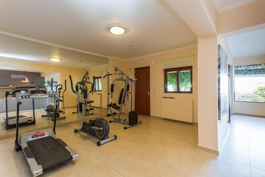 Posilňovňa alebo fitness centrum v ubytovaní Villa Belle, Where Sea Views Meet Sunset Magic by etouri