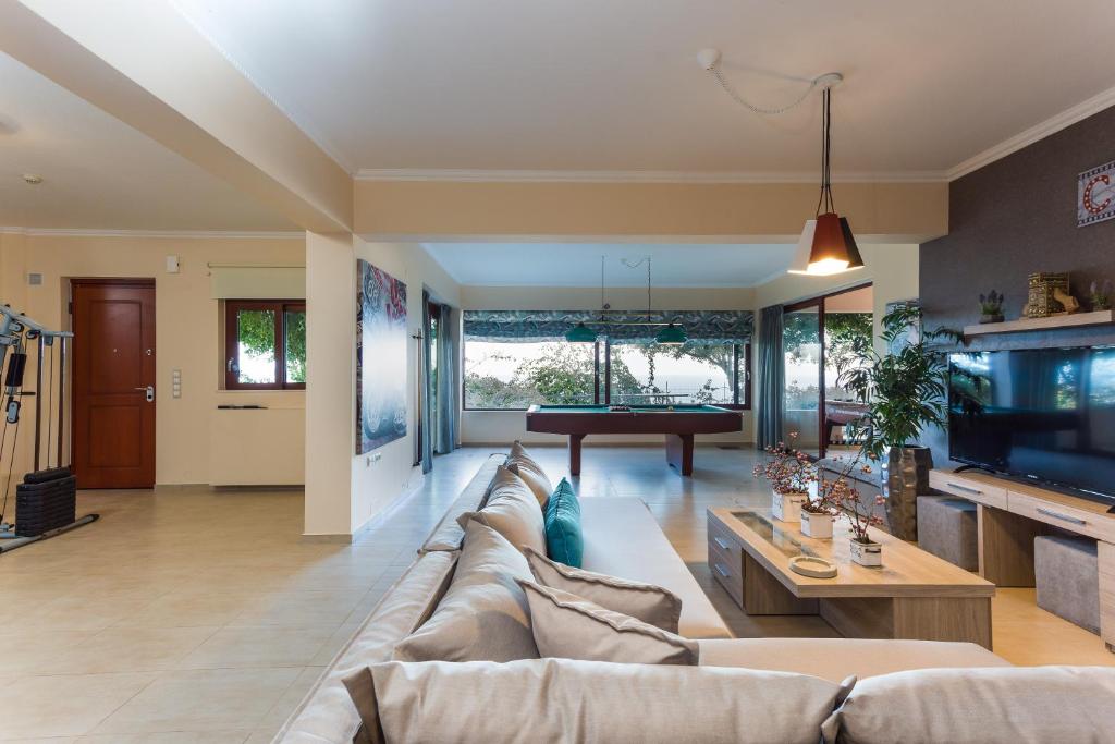 Televízia a/alebo spoločenská miestnosť v ubytovaní Villa Belle, Where Sea Views Meet Sunset Magic by etouri