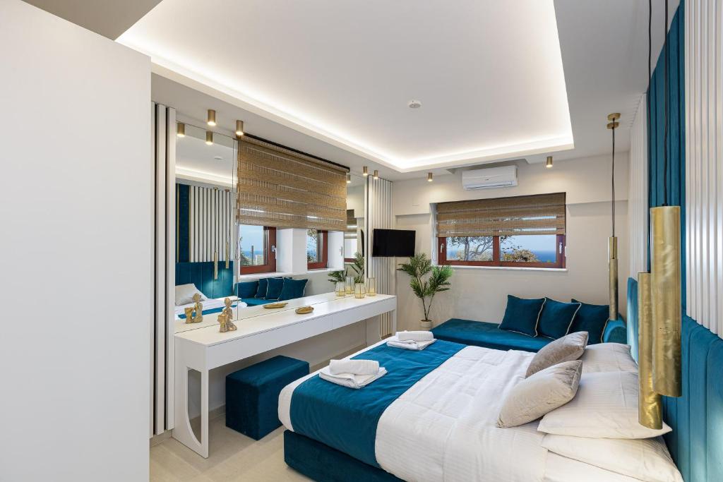 Posteľ alebo postele v izbe v ubytovaní Villa Belle, Where Sea Views Meet Sunset Magic by etouri