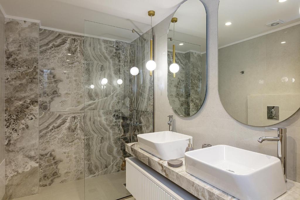 Kúpeľňa v ubytovaní Villa Belle, Where Sea Views Meet Sunset Magic by etouri
