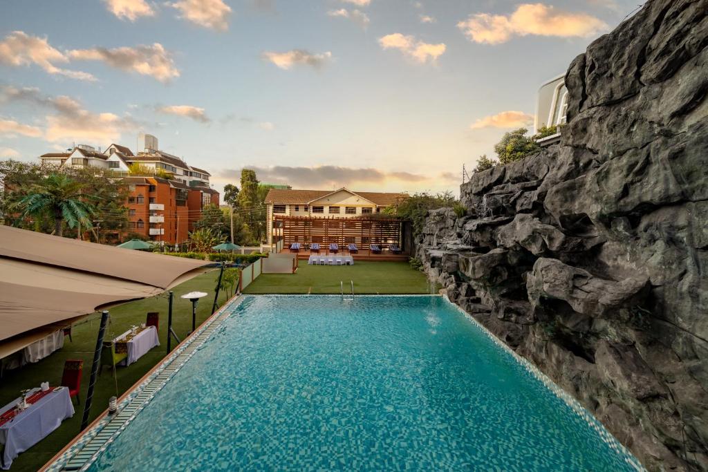 Bazén v ubytování PrideInn Azure Hotel Nairobi Westlands nebo v jeho okolí