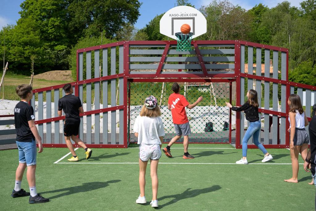 a group of people playing basketball on a court at Camping Capfun La Bretèche in Les Épesses