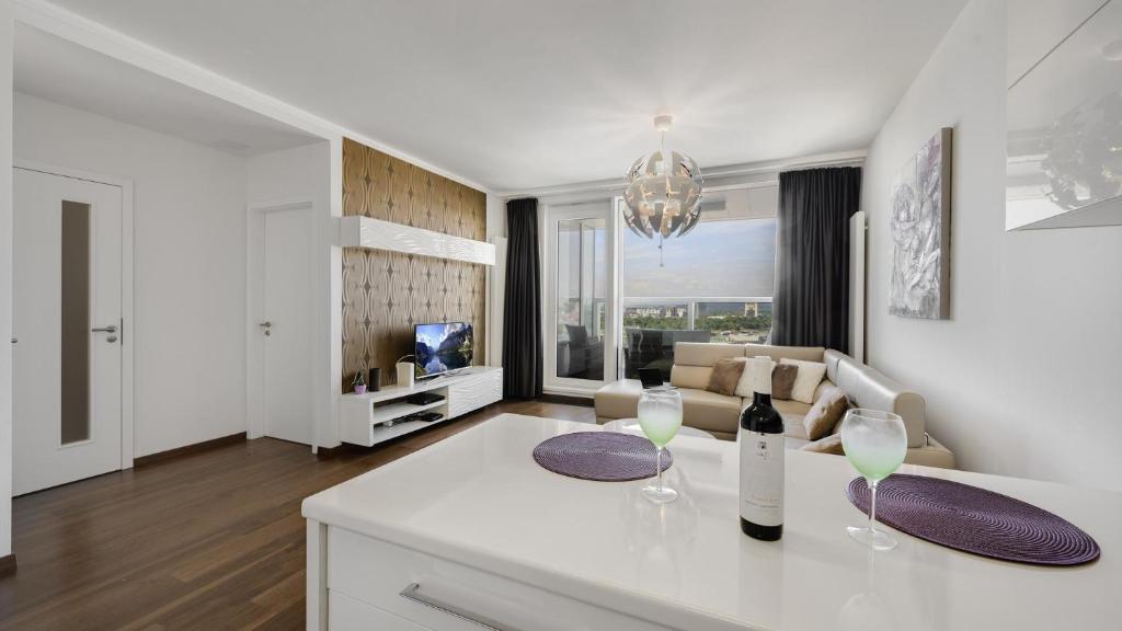 Panorama - Sunset and castle view, 22nd floor, garage, AC - One-Bedroom Apartment