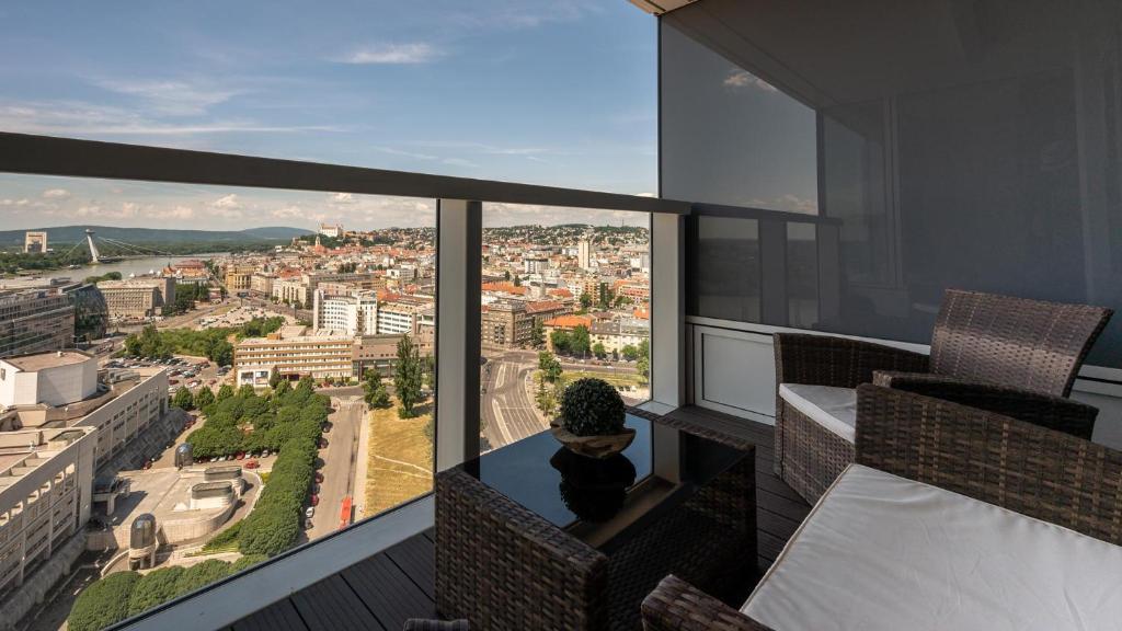 Posedenie v ubytovaní Panorama - Sunset and castle view, 22nd floor, garage, AC