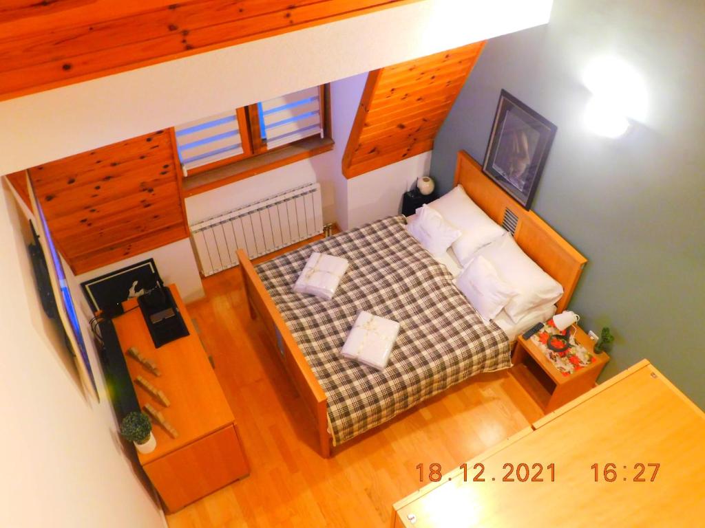 ヤホリナにあるAparthotel Vučko Apartment Loraのベッド付きのベッドルームのオーバーヘッドビュー