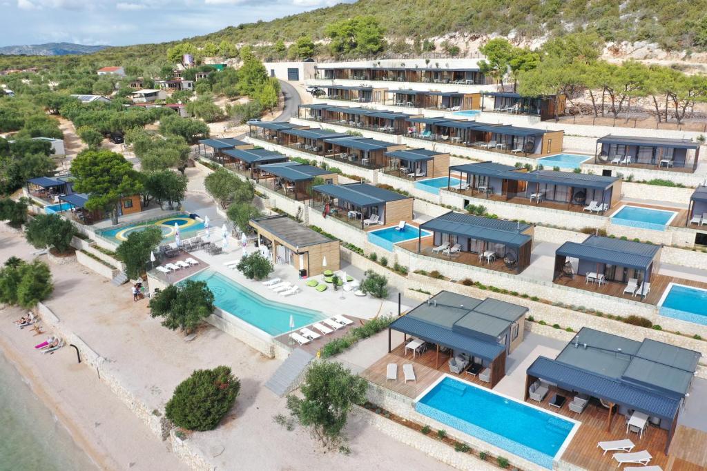 uma vista aérea de um resort com uma piscina em Olivia Green Camping em Tisno