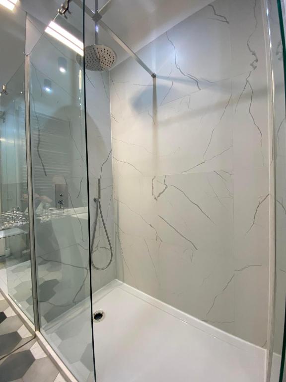 a bathroom with a shower with a glass door at Maya's Flats & Resorts 44 - 3 rooms apartment on Chlebnicka Street Gdańsk Old Town in Gdańsk