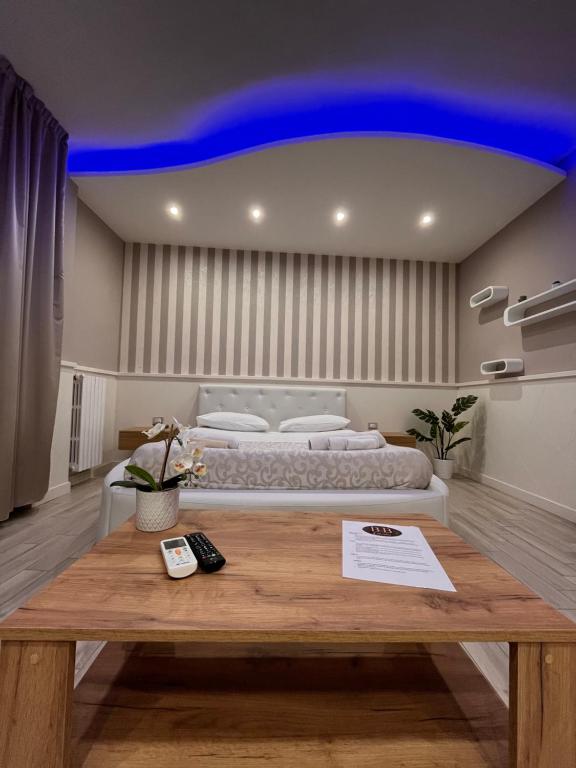 - une chambre avec un grand lit et une table en bois dans l'établissement B&B Berlen, à Torre Maggiore