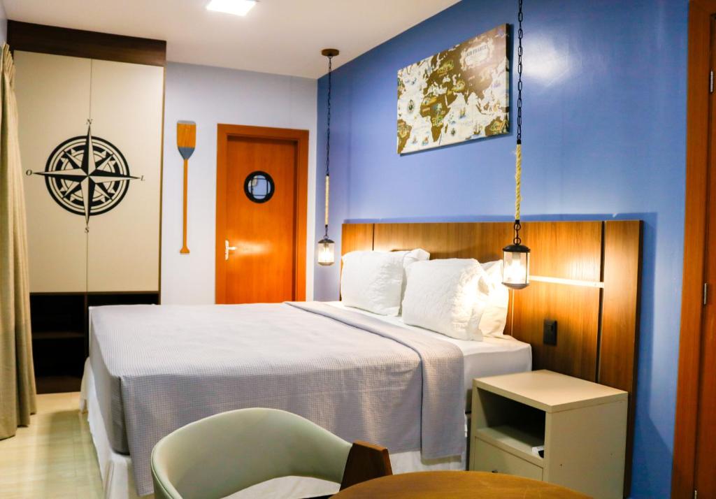 Búri Resort في ماناوس: غرفة فندق بسرير وجدار ازرق