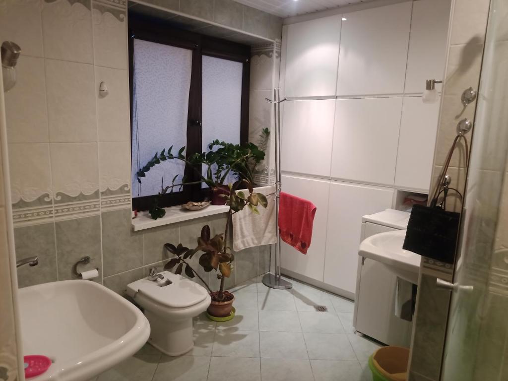 Kúpeľňa v ubytovaní Pokój w domu z dużym ogrodem