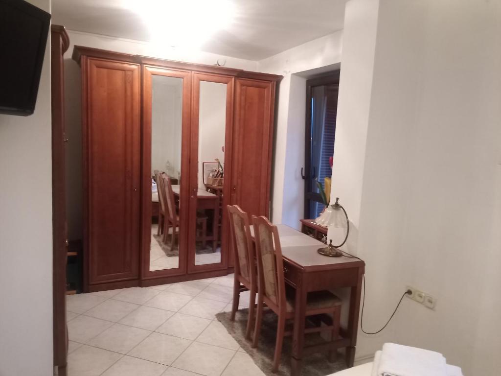 Posedenie v ubytovaní Pokój w domu z dużym ogrodem