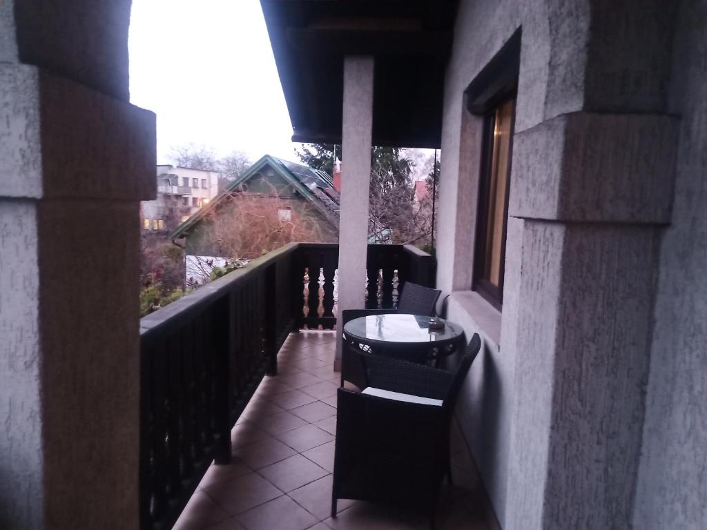 Balkón alebo terasa v ubytovaní Pokój w domu z dużym ogrodem
