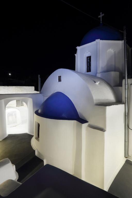 Zdjęcie z galerii obiektu Church and Cave - Santorini Private Residences w mieście Mesaria