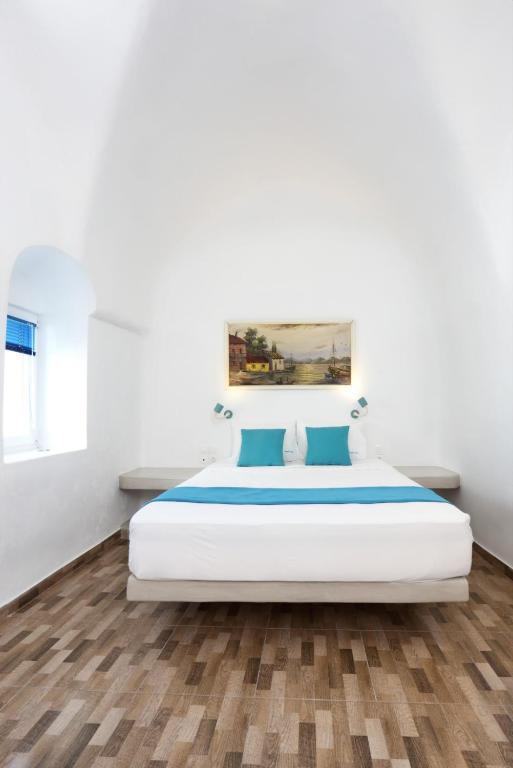 Łóżko lub łóżka w pokoju w obiekcie Church and Cave - Santorini Private Residences