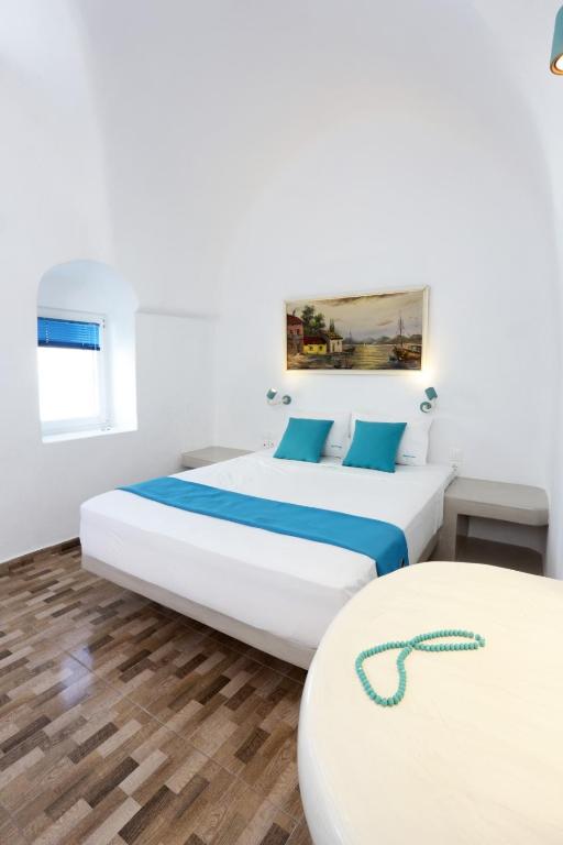 Łóżko lub łóżka w pokoju w obiekcie Church and Cave - Santorini Private Residences