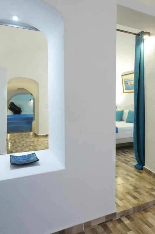 Łóżko lub łóżka w pokoju w obiekcie Church and Cave - Santorini Private Residences