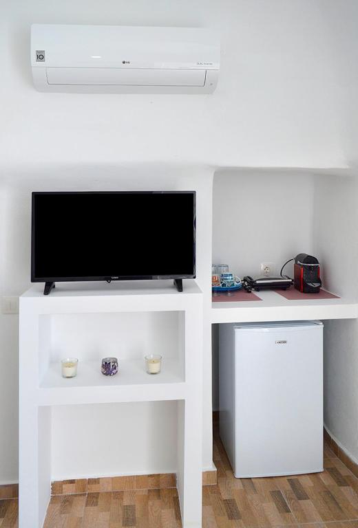 Telewizja i/lub zestaw kina domowego w obiekcie Church and Cave - Santorini Private Residences