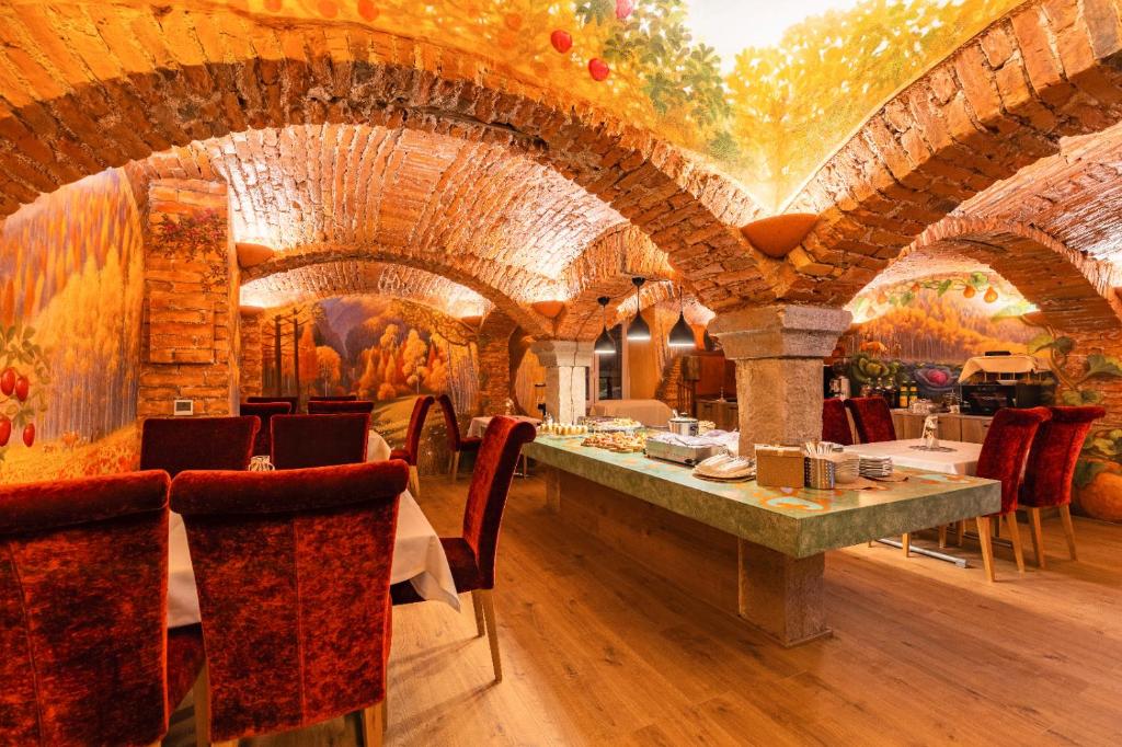 a restaurant with a table and chairs in a room at K2 Brunnen Haus in Kötschach