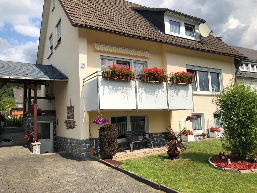 una casa con flores en los balcones en connysferienwohnung, en Bad Laasphe