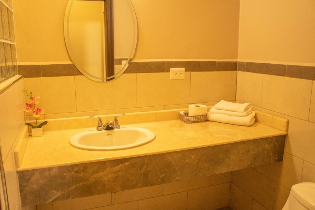 Ένα μπάνιο στο Orquidea Limon Hotel Boutique