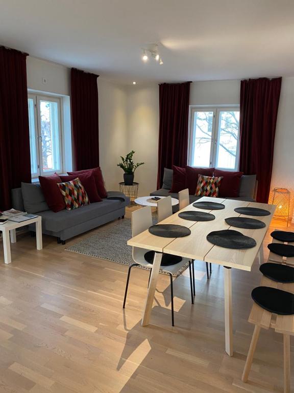 sala de estar con mesa y sofá en Stava Mosters, en Mariehamn
