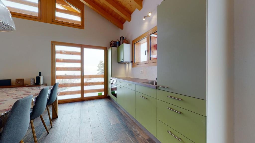 Kuchnia lub aneks kuchenny w obiekcie Modern chalet surrounded by nature in Vercorin