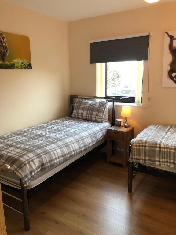 City Centre Town House with Riverside Views and Free Parking 1BAK 2