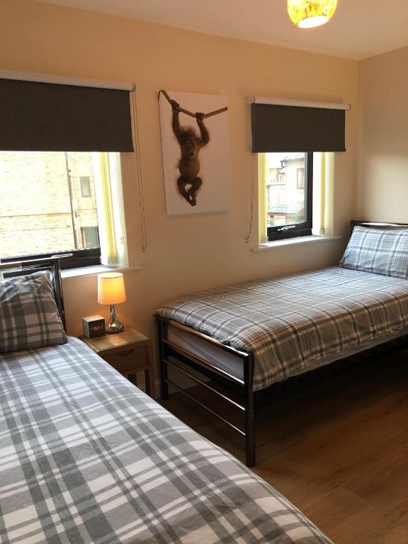City Centre Town House with Riverside Views and Free Parking 1BAK 7
