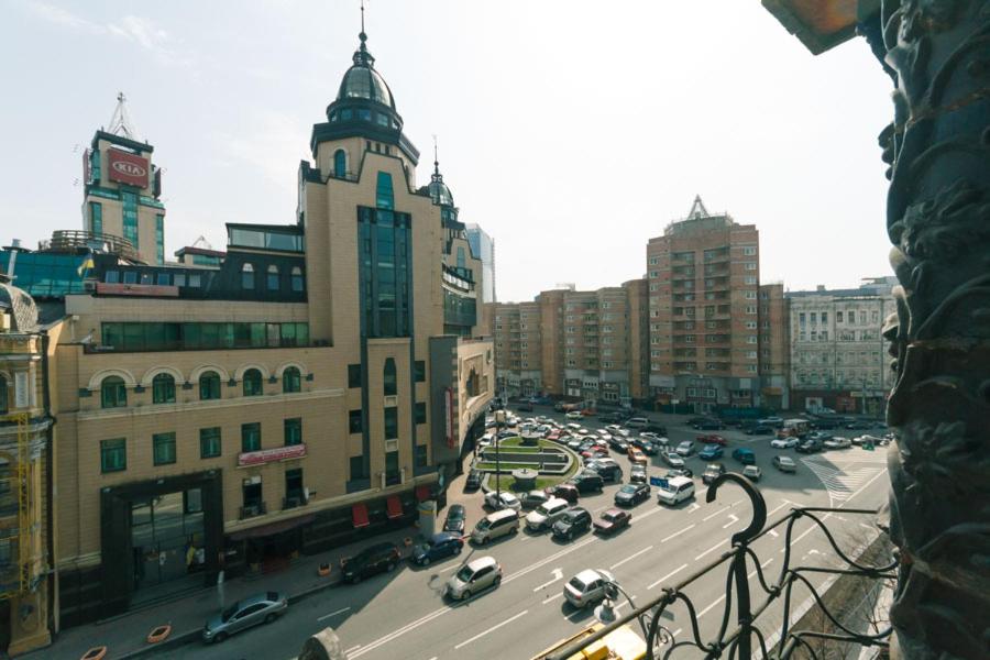 een drukke straat vol verkeer bij Apartment Arena City Loft in Kiev