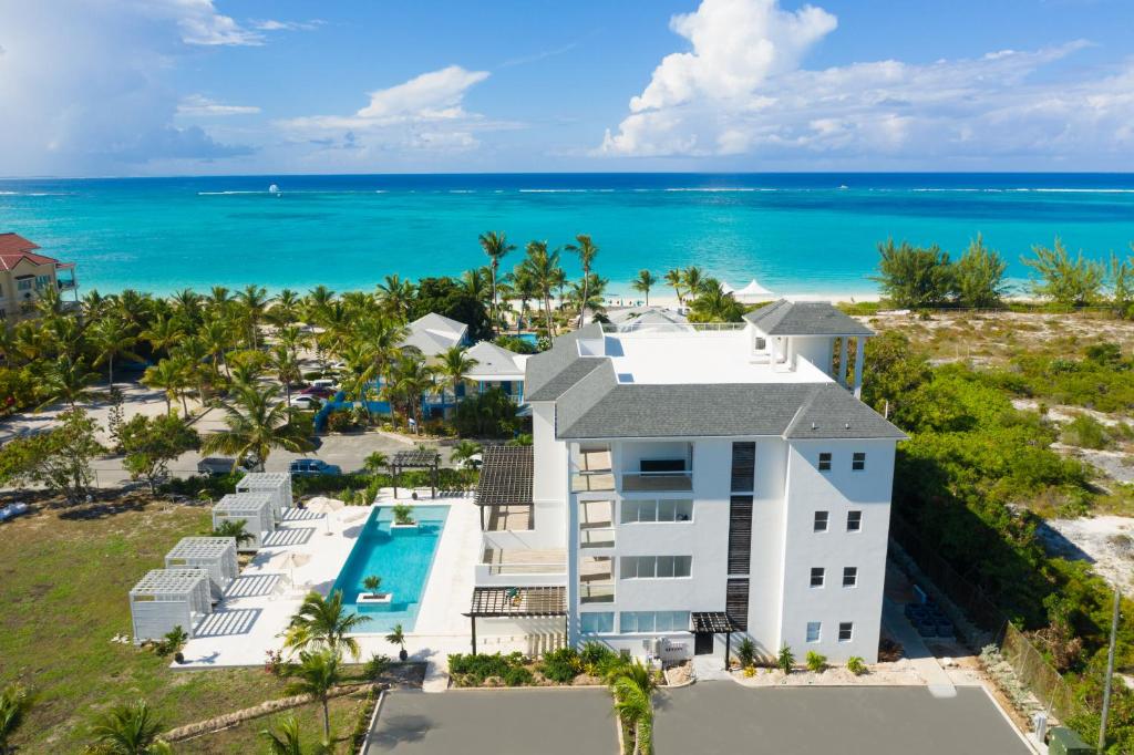 uma vista aérea de uma casa com o oceano ao fundo em The Tides, Grace Bay em Providenciales