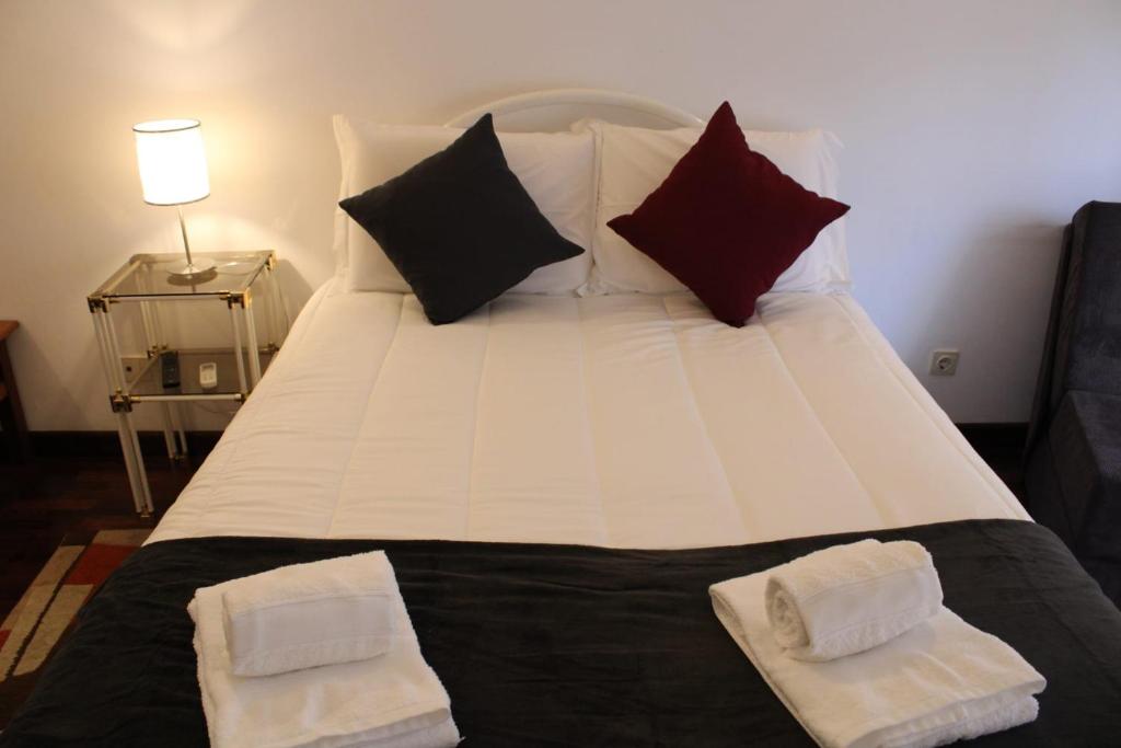 Uma cama ou camas num quarto em Alojamento Local Tamega