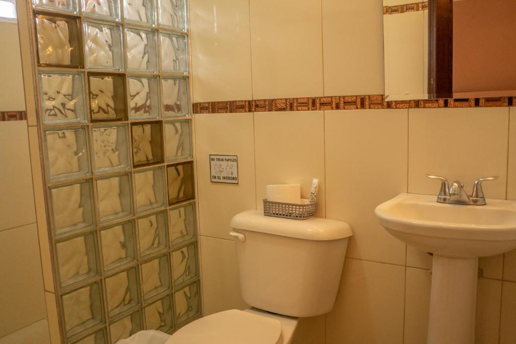 Ένα μπάνιο στο Orquidea Limon Hotel Boutique